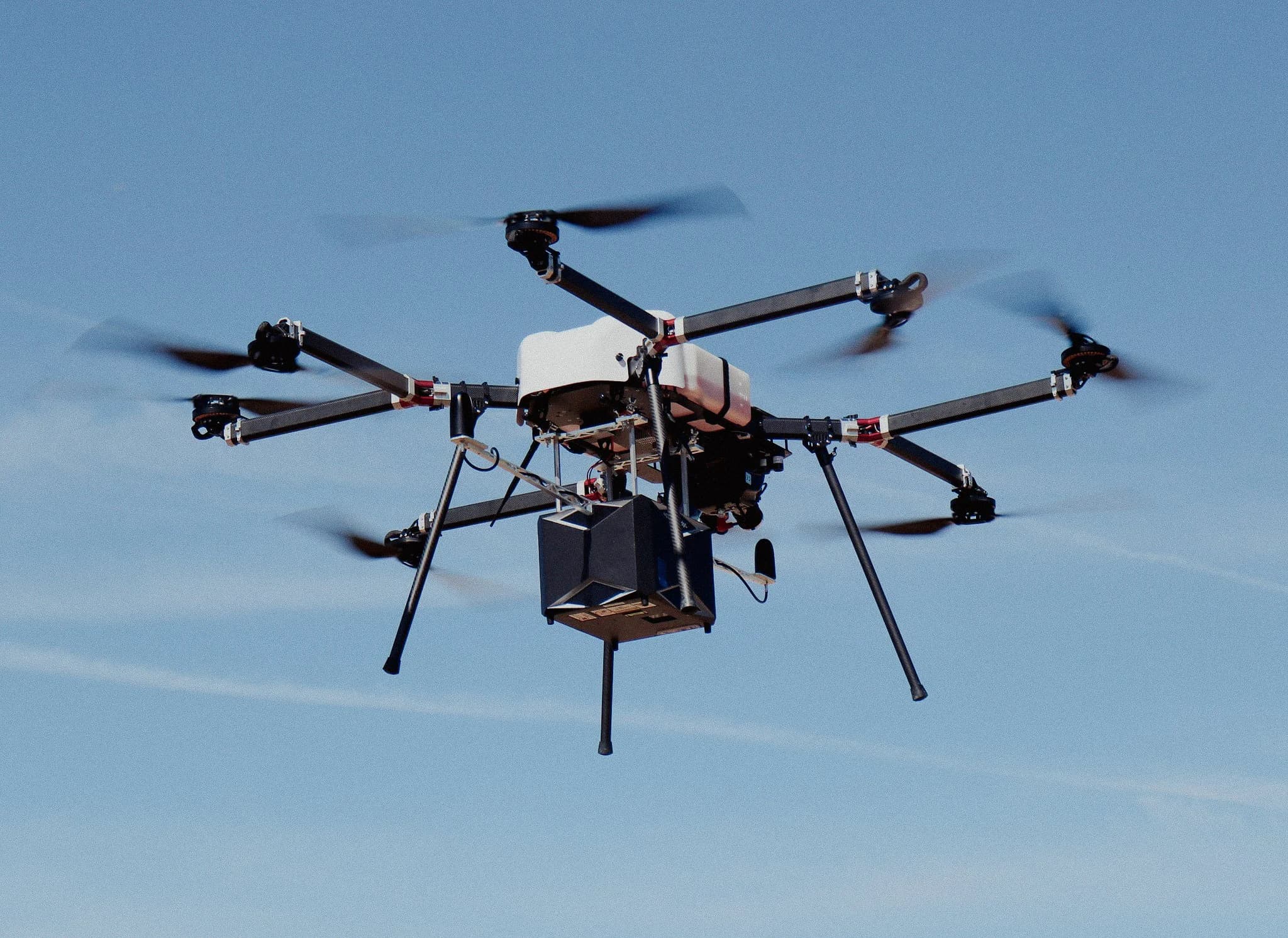 Dron industrial híbrido con carga útil de magnetómetro montado
