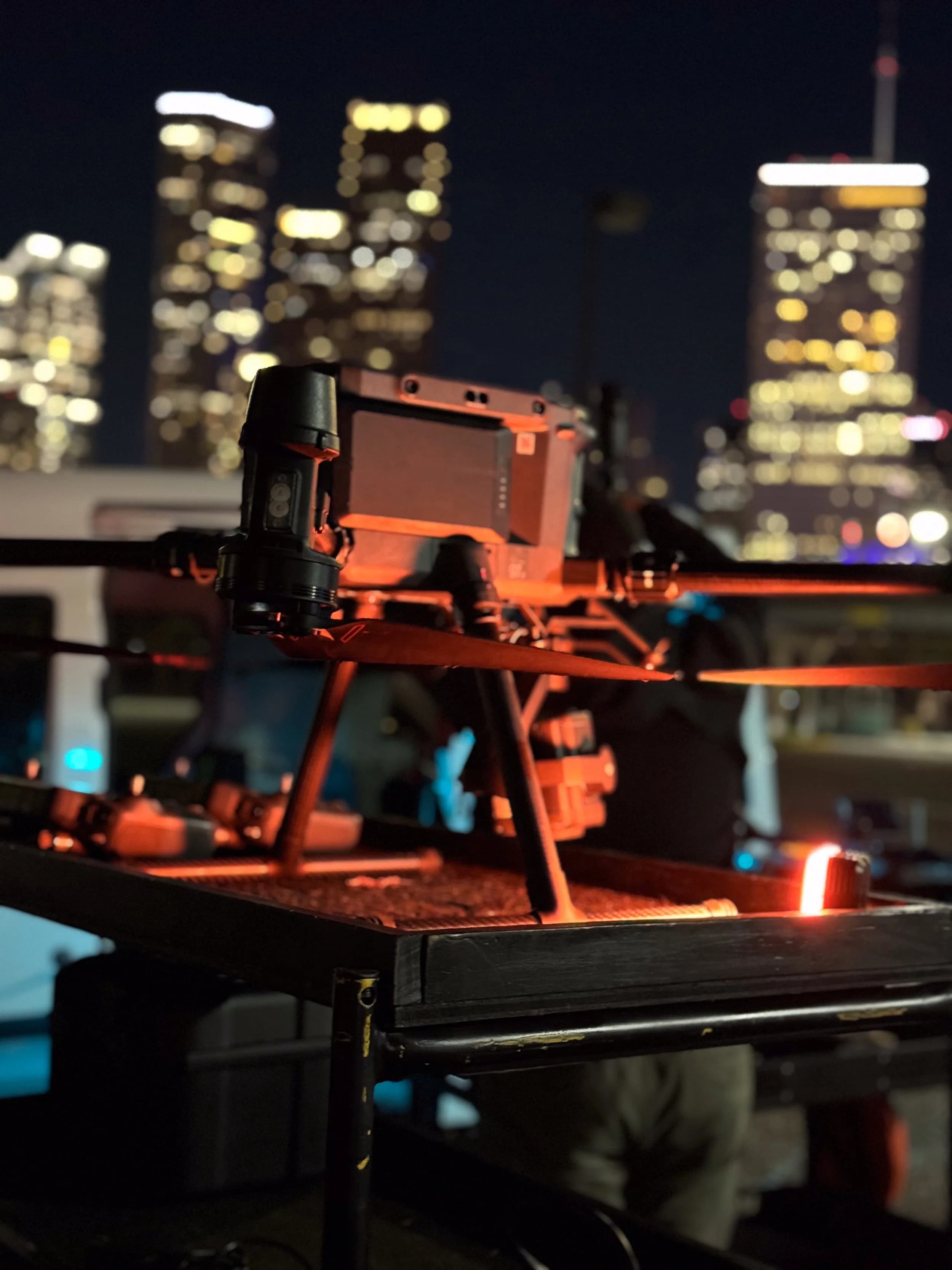 Dron industrial equipado con sensor LIDAR para mapeo de terreno